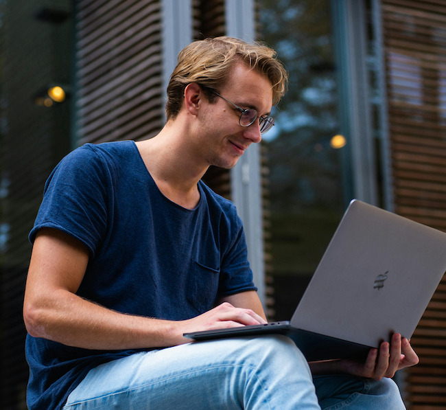 Un homme qui regarde son ordinateur portable