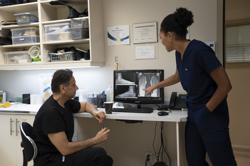 Deux docteurs qui discutent devant une radiographie de pied