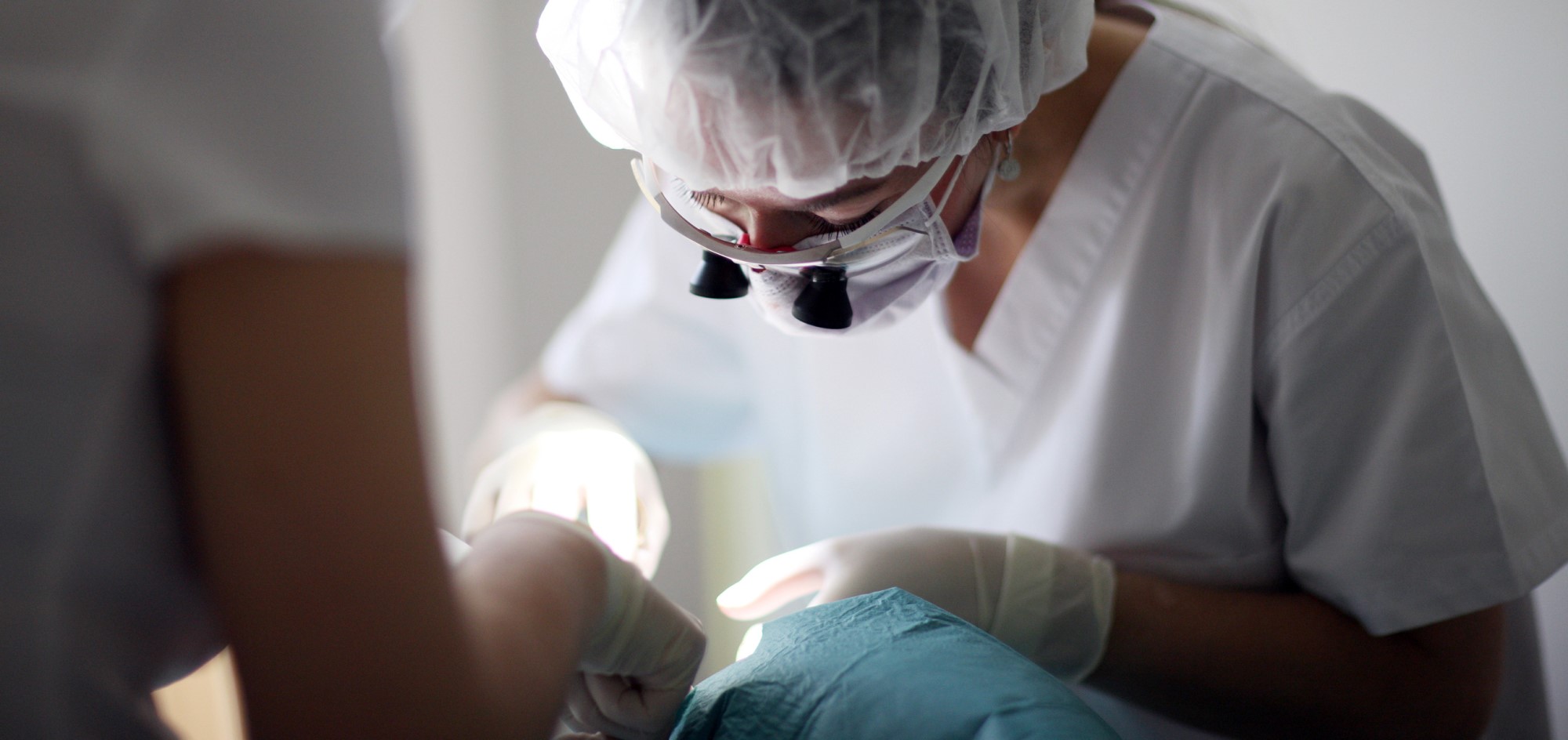 Technicienne qui s'occupe d'un pied