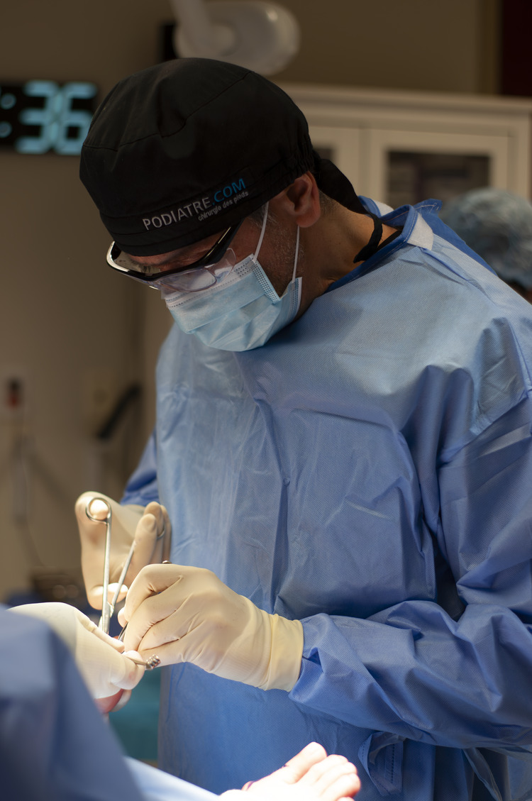 Dr Hobeychi pendant une chirurgie