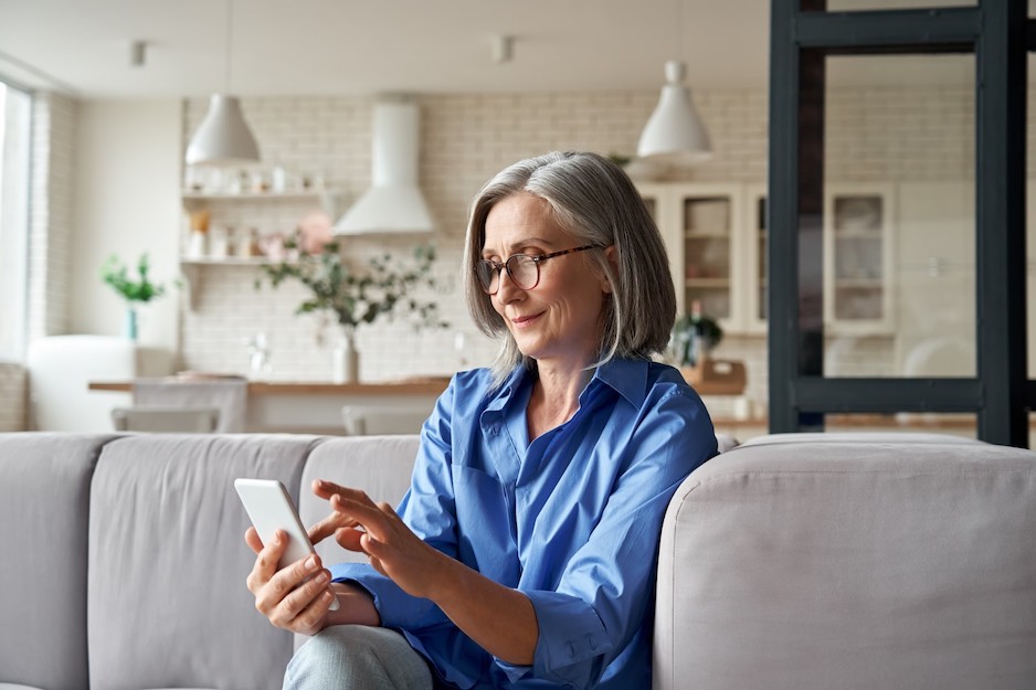 Femme qui regarde son téléphone intelligent